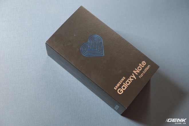  Hộp của Galaxy Note Fan Edition với một hình trái tim lớn 