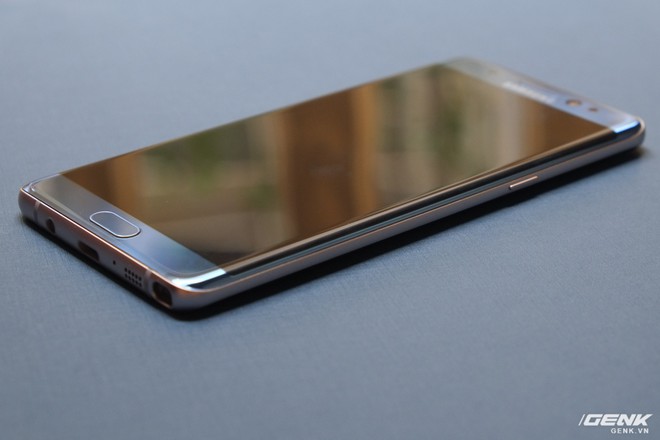  Màn hình của Galaxy Note FE được uốn cong tràn hai cạnh 