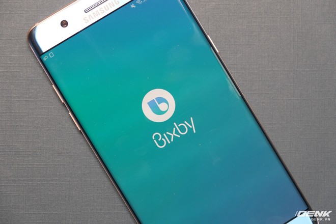  Máy chạy trên phiên bản Android 7.0 mới nhất và được tích hợp sẵn trợ lý ảo Bixby 