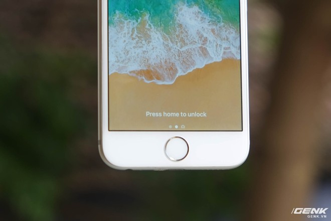  Cảm biến vân tay Touch ID thế hệ đầu tiên của iPhone 6 có tốc độ nhận dạng khá chậm và thiếu ổn định 