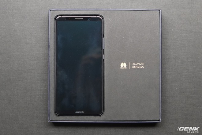 
Chiếc Mate 10 Pro được đặt trong hộp, bên cạnh là dòng chữ Huawei Design (Thiết kế Huawei)

