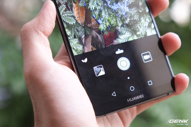 
Tuy nhiên, tính năng được Huawei nhấn mạnh nhất ở camera này là trí thông minh nhân tạo. Ví dụ, khi người dùng chụp cây cỏ, sẽ có một biểu tượng chiếc lá hiện ra cho thấy AI đã nhận ra khung hình và sẽ tối ưu thuật toán xử lý để đem đến một bức ảnh đẹp nhất
