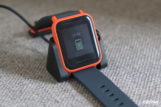  Thời lượng pin của Amazfit Bip lên đến 45 ngày, vậy nên người dùng sẽ hiếm khi phải sạc cho nó. Đây là một lợi thế lớn của chiếc smartwatch này, đặc biệt khi so sánh với những cái tên phổ biến như Apple Watch hay Samsung Gear, vốn có thời lượng pin thường chỉ đạt 1-2 ngày. 
