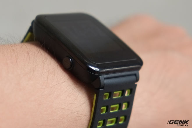  Bên cạnh màn hình cảm ứng, người dùng còn có thể thao tác với chiếc smartwatch này bằng hai nút bấm. Trong đó, nút bấm bên trái để quay lại (back)... 