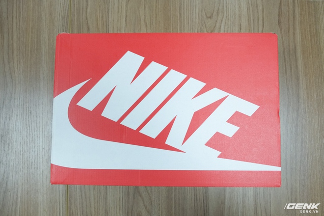  Hộp Nike đỏ logo trắng truyền thống 