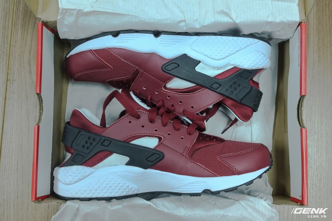  Nike Air Huarache đỏ mận Team Red mới cứng và vẫn thơm mùi keo dù đã lên kệ từ năm 2016 