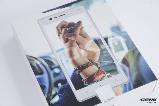 Mặt trước của hộp Nokia 3 là hình ảnh hai bàn tay nắm vào nhau, làm chúng ta gợi nhớ đến slogan Connecting People nổi tiếng một thời của Nokia 
