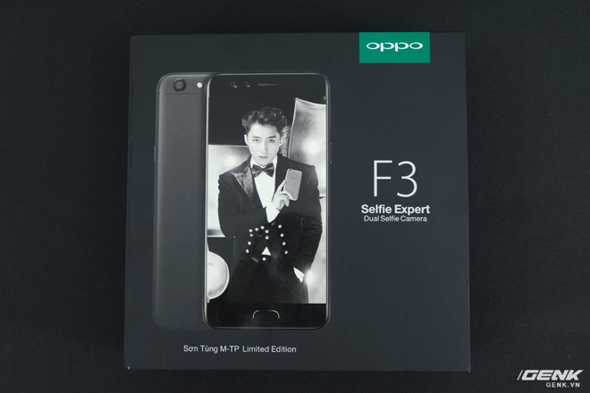  Hộp của Oppo F3 có thiết kế khác hẳn so với phiên bản truyền thống khi được làm vuông vắn, phủ một tông màu đen, và quan trọng nhất là hình ảnh của Sơn Tùng M-TP kèm dòng chữ Sơn Tùng M-TP Limited Edition 