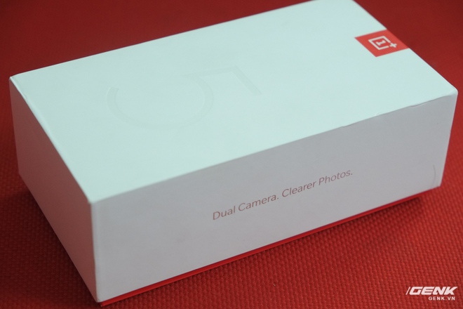  Ở cạnh hộp là dòng chữ Dual Camera. Clearer Photos (Camera kép. Ảnh rõ nét hơn). Camera kép là một tính năng được OnePlus nhấn mạnh rất nhiều trên chiếc máy này. 