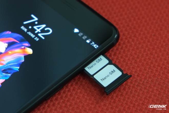  OnePlus 5 hỗ trợ 2 Nano SIM, tuy nhiên lại không hỗ trợ thẻ nhớ 
