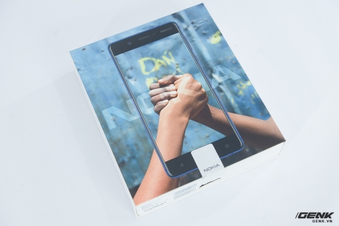  Cũng như hộp của Nokia 3, hộp của Nokia 5 nổi bật bởi hình ảnh hai bàn tay nắm với nhau, mang thông điệp Connecting People 