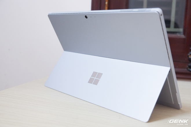  Nhìn từ mặt sau, Surface Pro mới trông không khác nhiều những người tiền nhiệm của mình 