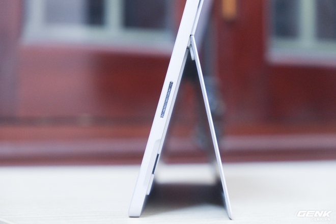  Đương nhiên, bên cạnh mức này, chân đế của Surface Pro cũng có thể giúp máy dựng thẳng đứng gần vuông góc với mặt bàn, phục vụ cho các tác vụ giải trí cũng như khi gắn Type Cover 