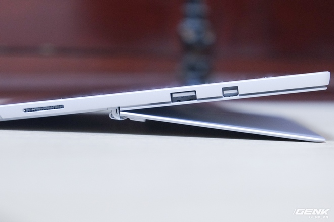  Một nâng cấp quan trọng của Surface Pro mới là khả năng kéo chân đế ra gần song song với mặt bàn. Người dùng có thể viết/vẽ bằng Surface Pen, cũng như thao tác trên màn hình cảm ứng (đặc biệt là gõ bàn phím ảo) dễ dàng hơn. Ngoài ra, Surface Pro mới cũng hỗ trợ phụ kiện Surface Dial. 