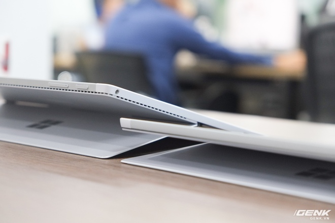  Nâng cấp được đánh giá là lớn nhất của Surface Pro mới (phải) là chân đế. Nó có thể ngả ra nhiều hơn, gần song song với mặt bàn, giúp cho người dùng thao tác thoải mái hơn khi sử dụng ở chế độ Tablet,​ cũng như khi thao tác bằng bút Surface Pen 