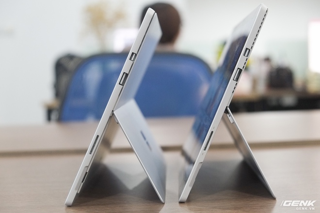  Một thay đổi lớn khác của Surface Pro năm nay là phiên bản dùng chip Core M3 và Core i5 hoàn toàn không sử dụng quạt. Khe tản nhiệt của phiên bản mới (trái) cũng được thiết kế để bớt lộ liễu hơn so với Surface Pro 4 (phải)​ ​ 