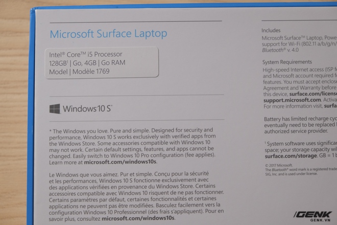  Đằng sau là một vài thông tin về sản phẩm. Chiếc máy mà chúng tôi mở hộp sở hữu chip Intel Core i5, RAM 4GB, SSD 128GB và chạy Windows 10 S. Đây là phiên bản rẻ nhất của Surface Laptop, có giá 999 USD. 