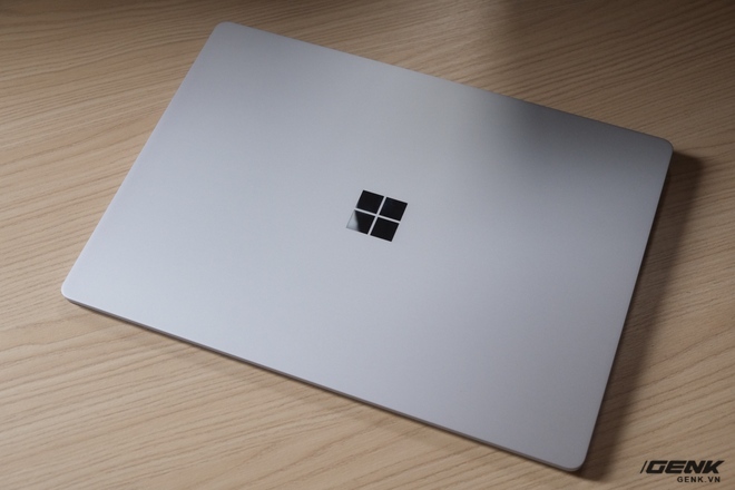  Đây là chiếc Surface Laptop phiên bản màu bạc. Vỏ ngoài của máy được làm hoàn toàn bằng chất liệu nhôm 