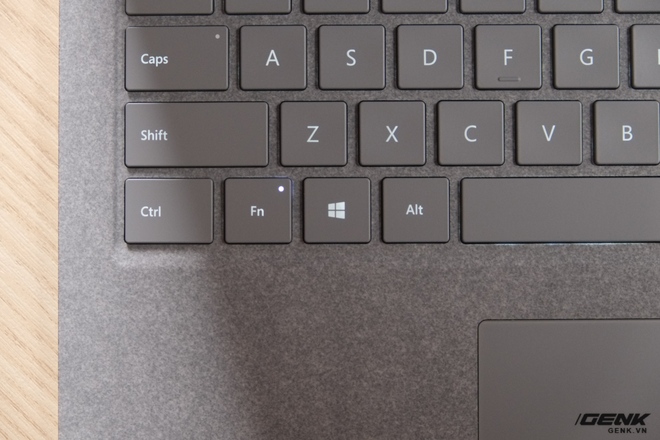  Phím Fn cũng là một đặc điểm khá hay của Surface Laptop. Mặc định, khi bấm các phím F1-F12, máy sẽ thực hiện các tác vụ như tăng giảm độ sáng màn hình/âm lượng, chuyển bài hát... Tuy nhiên nếu như bật phím Fn (đèn sáng) thì các phím này sẽ chuyển sang F1-F12 như bình thường. Điều này sẽ giúp người dùng tiết kiệm công sức hơn, so với việc phải giữ tổ hợp phím như ở các loại laptop khác (ví dụ như phải dùng tổ hợp phím Fn F1 để kích hoạt phím F1) 