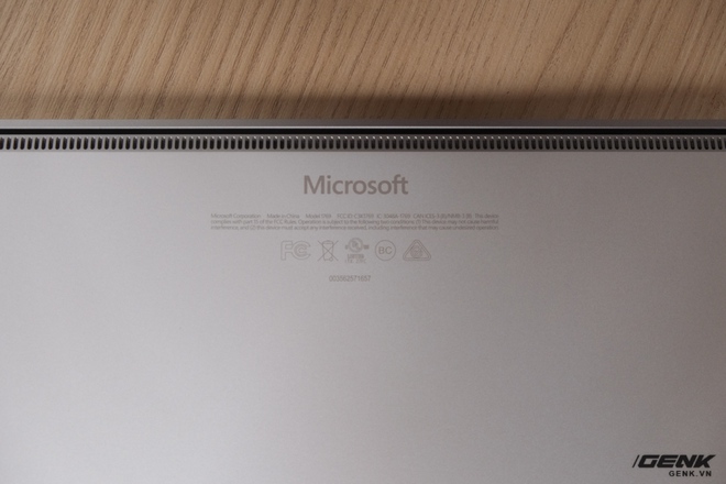  Microsoft đặt khe tản nhiệt ở gần bản lề. Khác với Surface Pro phiên bản Core i5 không sử dụng quạt, thì Surface Laptop vẫn có quạt ở bên trong 