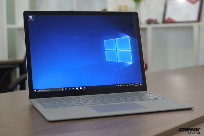  Surface Laptop sở hữu một thiết kế cao cấp, màn hình đẹp và quan trọng nhất là thương hiệu Microsoft uy tín. Tuy nhiên, cấu hình không cao so với tầm giá sẽ khiến cho người dùng cảm thấy kém bị hấp dẫn bởi chiếc máy này 