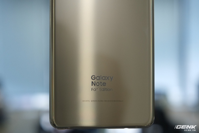  Một sự khác biệt cơ bản của Galaxy Note Fan Edition so với Galaxy Note7 mà người dùng có thể dễ phân biệt là tên máy được in ở mặt lưng 