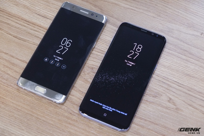  Lợi thế lớn nhất của Galaxy S8 là màn hình vô cực (Infinity Display). Với việc thu gọn phần viền trên và dưới, Galaxy S8 sở hữu một màn hình lớn hơn Galaxy Note7, trong khi kích thước tổng thể lại nhỏ hơn 