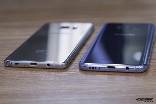  Phần cạnh viền của Galaxy Note FE và Galaxy S8 đều được làm bằng kim loại, thế nhưng của Note FE lại nhám, còn Galaxy S8 lại bóng tựa như inox 