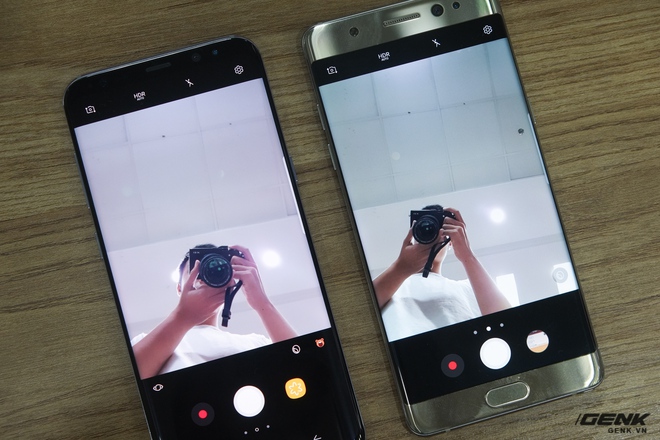  Camera chính của hai máy đều là 12MP, f/1.7, hỗ trợ OIS, Dual Pixel và cho chất lượng ảnh khá tương đồng. Tuy nhiên camera selfie của Galaxy S8 được nâng cấp với độ phân giải 8MP, hỗ trợ lấy nét tự động. Camera của Note FE có độ phân giải chỉ là 5MP, không hỗ trợ lấy nét tự động nhưng lại có góc rộng hơn Galaxy S8 
