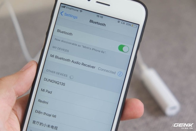  Quá trình kết nối khá đơn giản, khi người dùng chỉ cần giữ nút bấm để bật thiết bị, sau đó vào Cài đặt Bluetooth để ghép đôi. Xiaomi cho biết Mi Bluetooth Audio Receiver có thể kết nối với hai thiết bị cùng một lúc. 