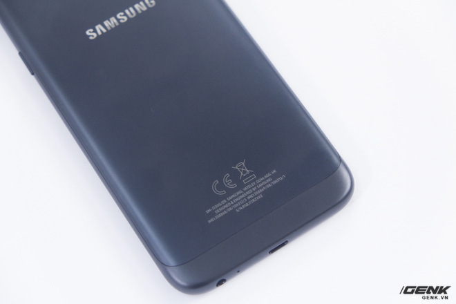  Khác với Galaxy J7 Pro, mặt lưng của Galaxy J3 Pro không hoàn toàn được làm bằng kim loại, khi hai cạnh trên và dưới của mặt lưng này được làm bằng nhựa. 
