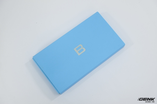 Hộp của thiệp mời BKAV có tông màu xanh, với chi tiết duy nhất là logo chữ B đặc trưng 
