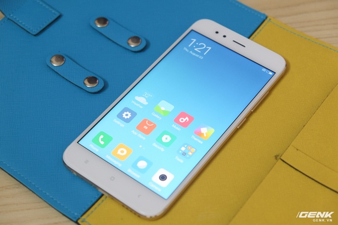  Mi 5X sở hữu thiết kế mặt trước đặc trưng của Xiaomi. Màn hình của máy có kích thước 5.5 inch, công nghệ IPS và độ phân giải Full HD. 