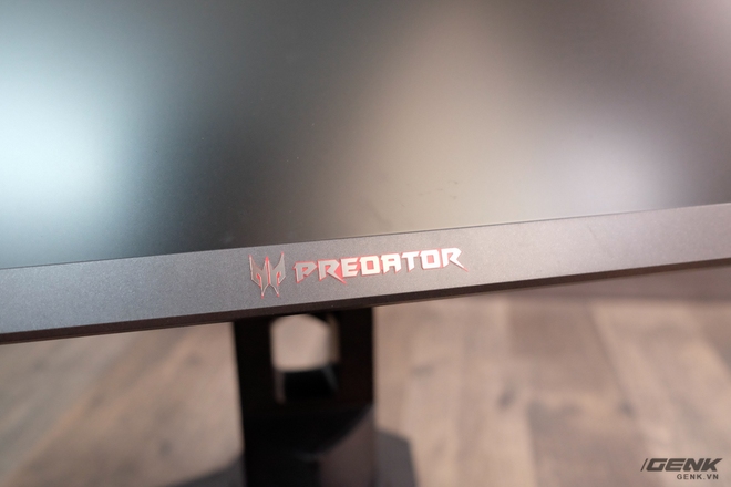  Logo Predator trông khá hầm hố. 