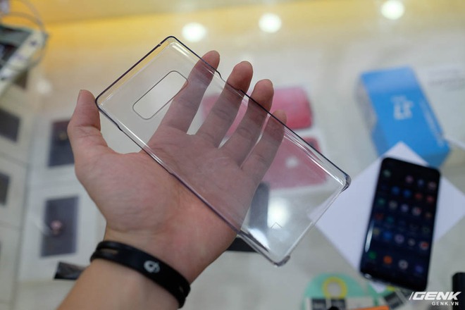  Một phụ kiện đặc biệt đi kèm Galaxy Note8 là một chiếc ốp lưng bằng nhựa cứng 