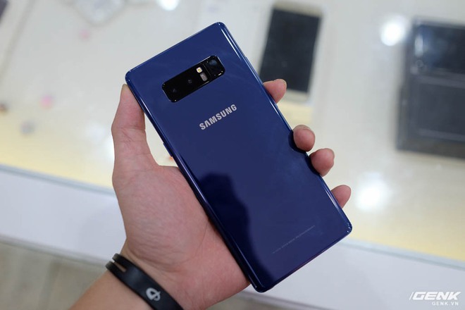  Đây là chiếc Galaxy Note8 phiên bản màu Deep Sea Blue 
