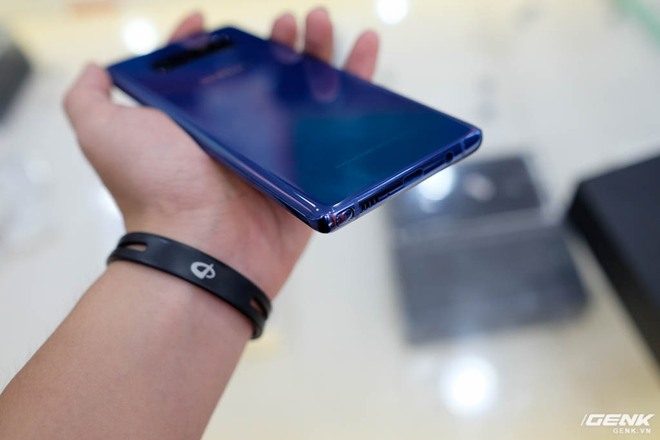  Mặt kính của Galaxy Note8 được uốn cong, tạo cảm giác cầm nắm thoải mái 