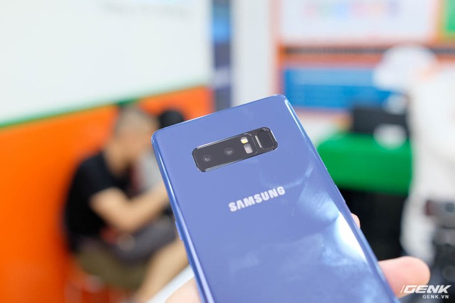  Galaxy Note8 là smartphone đầu tiên của Samsung được trang bị cụm camera kép. Cảm biến vân tay của máy vẫn được đặt ở mặt lưng, cạnh cụm camera kép và đèn flash 