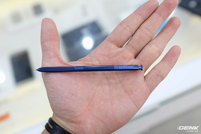  Bút S-Pen của Note8 hỗ trợ 4096 lực nhấn, thiết kế rất giống với bút của Note7 