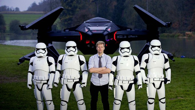  Colin cùng chiếc TIE Silencer và nhóm StormTrooper của mình 