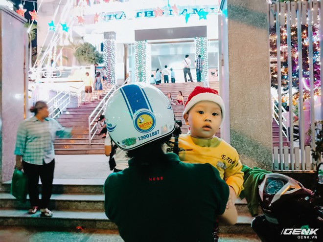 Đời sống qua lăng kính smartphone (Kỳ 1): Người dân Sài Gòn nô nức trang trí phố xá đón Noel đến gần - Ảnh 27.