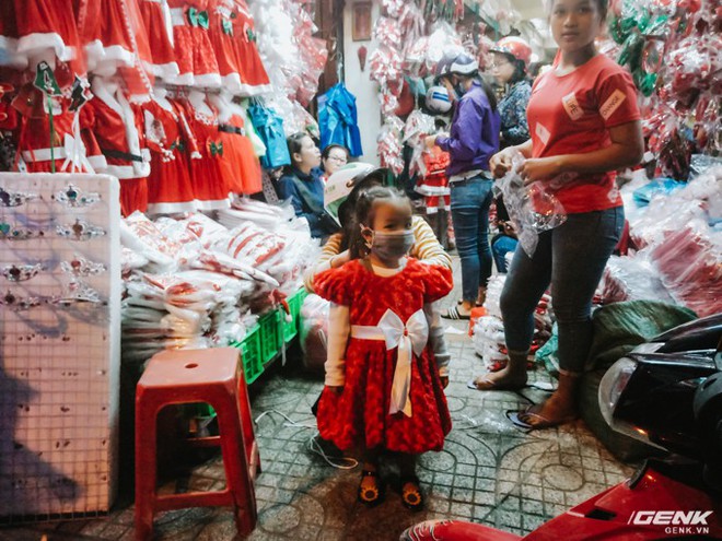 Đời sống qua lăng kính smartphone (Kỳ 1): Người dân Sài Gòn nô nức trang trí phố xá đón Noel đến gần - Ảnh 9.