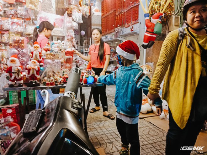 Đời sống qua lăng kính smartphone (Kỳ 1): Người dân Sài Gòn nô nức trang trí phố xá đón Noel đến gần - Ảnh 11.
