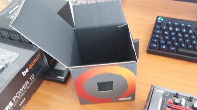  Vỏ hộp chuẩn của AMD, chỉ là CPU đã bị thay thế 