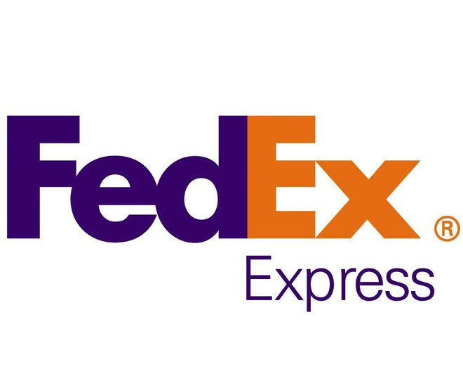  Logo hãng chuyển phát FedEx với hình ảnh mũi tên chìm giữa chữ E và X ám chỉ tốc độ chuyển phát cao của hãng 