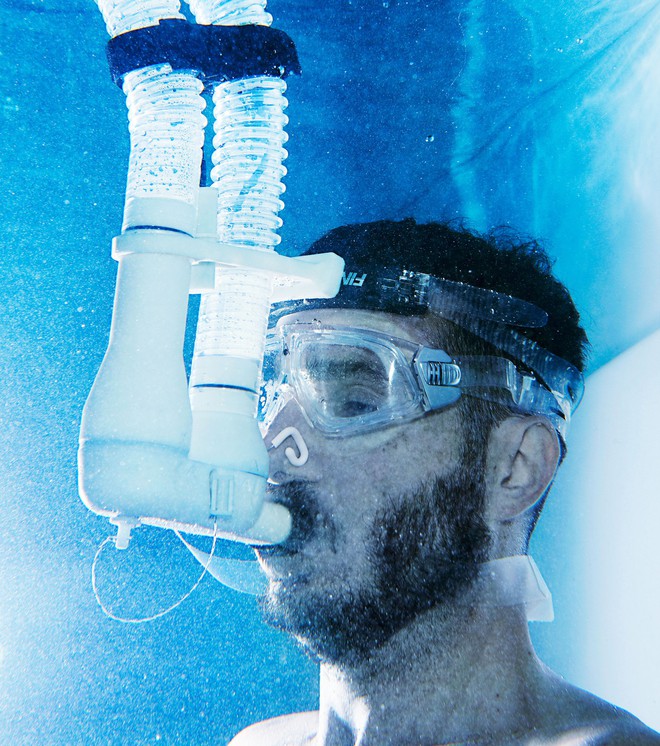  Một người ngâm mình trong bồn nước lạnh như liệu pháp dùng để giảm cân 