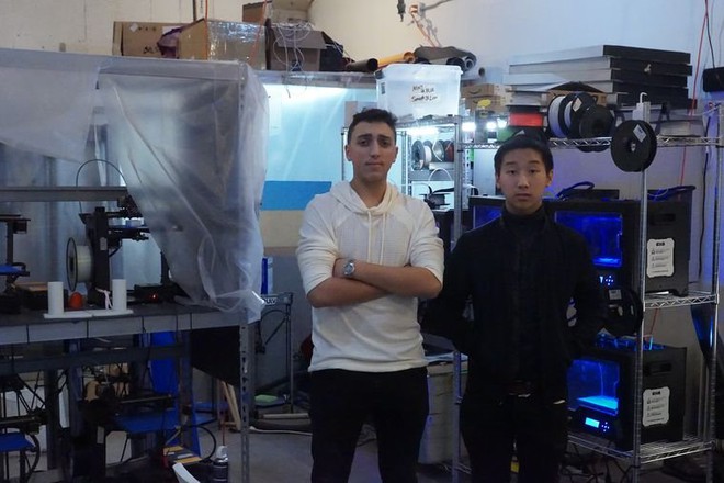  Weiss (trái) và Maman (phải) trong phòng thí nghiệm máy in 3D ở Brooklyn, NY 