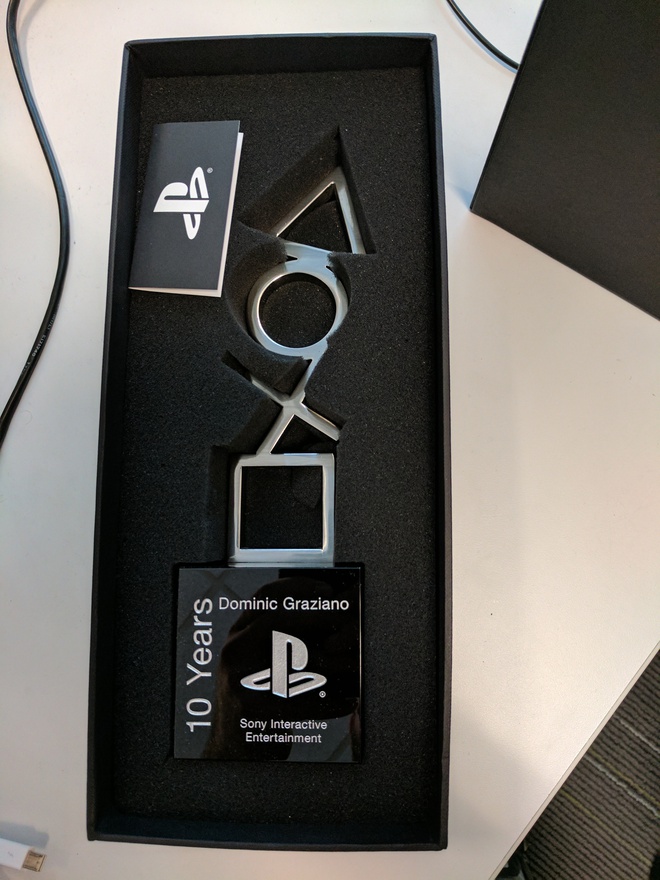  Và đây là món quà mà một nhân viên của Sony Interactive Entertaiment sau 10 năm làm việc sẽ nhận được. 
