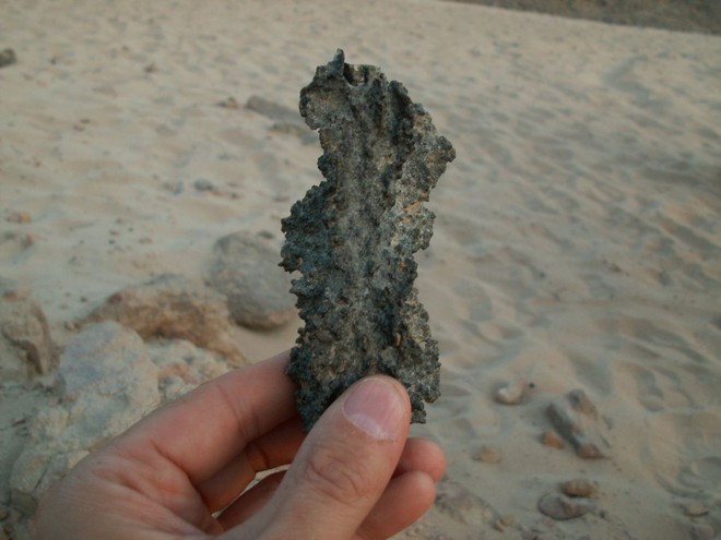 Fulgurit - những viên đá được tạo ra bởi sét đánh vào cát ở nhiệt độ tối thiểu khoảng 1.800 °C 