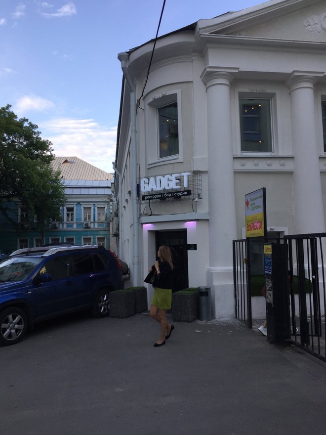 Gadget Studio nằm tại Tverskaya Street thuộc trung tâm để có thể tiếp cận nhiều khách hàng ở Moscow. Những cột lớn bên ngoài gợi nhớ nét hoài cổ, nhưng tấm biển “Gadget” lại cho thấy tính hiện đại ẩn chứa bên trong.